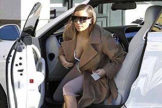 Kim Kardashian muestra su etiqueta de votaci&oacute;n pero su top transparente roba las miradas