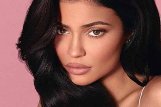 Kylie Jenner presume, se toca lo m&aacute;s grande y el furor es inmediato en las redes