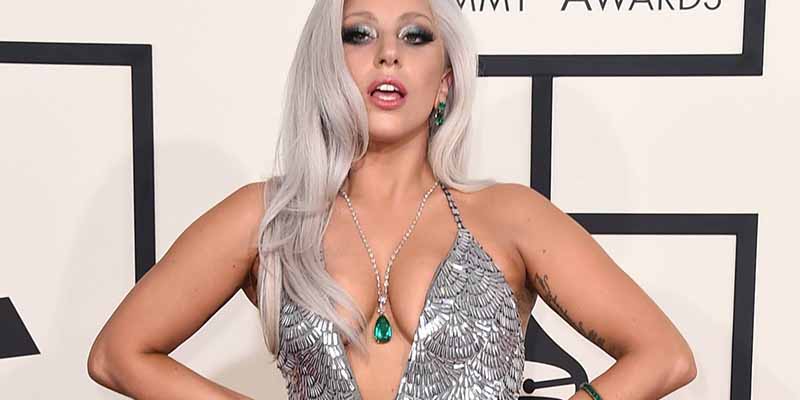Lady Gaga como toda un fiera, acostada en suelo y sin ropa interior