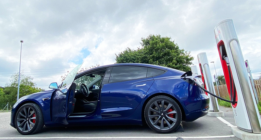 Tesla inaugura el primer Supercharger V3 de Espa&ntilde;a