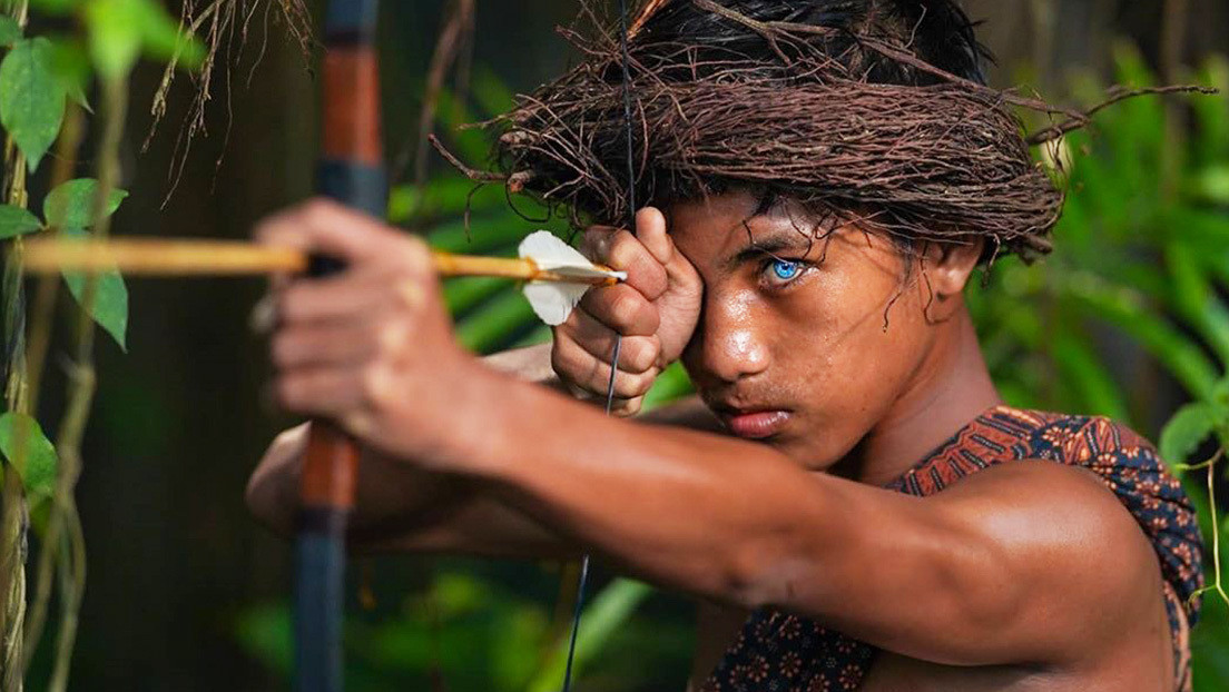 Las hipnotizantes fotos de est&aacute; tribu que ha mutado gen&eacute;ticamente: ojos azules y brillantes