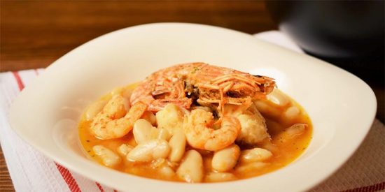 Alubias blancas con langostinos: receta casera, suculenta y nutritiva