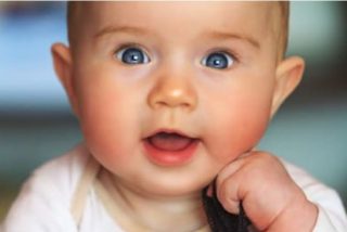 Beb&eacute; sonrojado