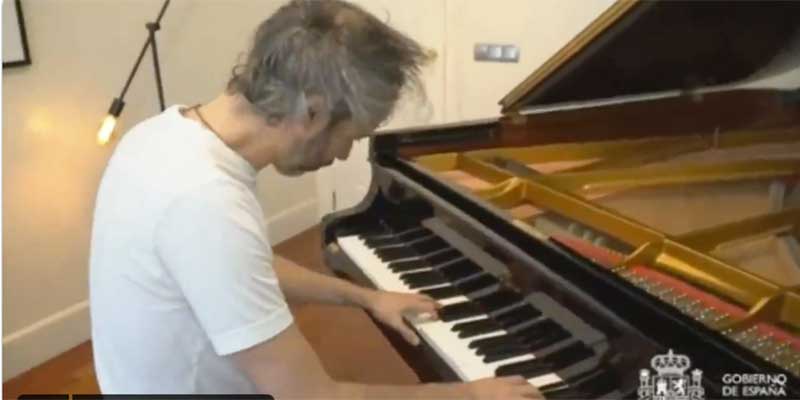 &iquest;Es James Rhodes un instrumento de propaganda de S&aacute;nchez? El pianista hace de telonero del Gobierno