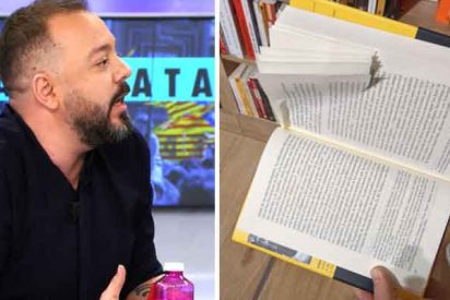 "El fascismo no quiere que me lean": el hilarante gemido de Antonio Maestre al descubrir uno de sus libros da&ntilde;ados