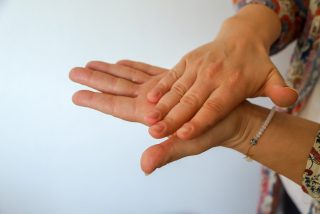 El coronavirus puede permanecer en la piel durante 9 horas