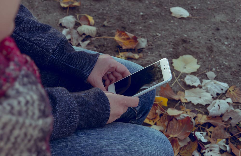&iquest;Sabes cu&aacute;nto tiempo puede sobrevivir la Covid-19 en la pantalla de tu m&oacute;vil?