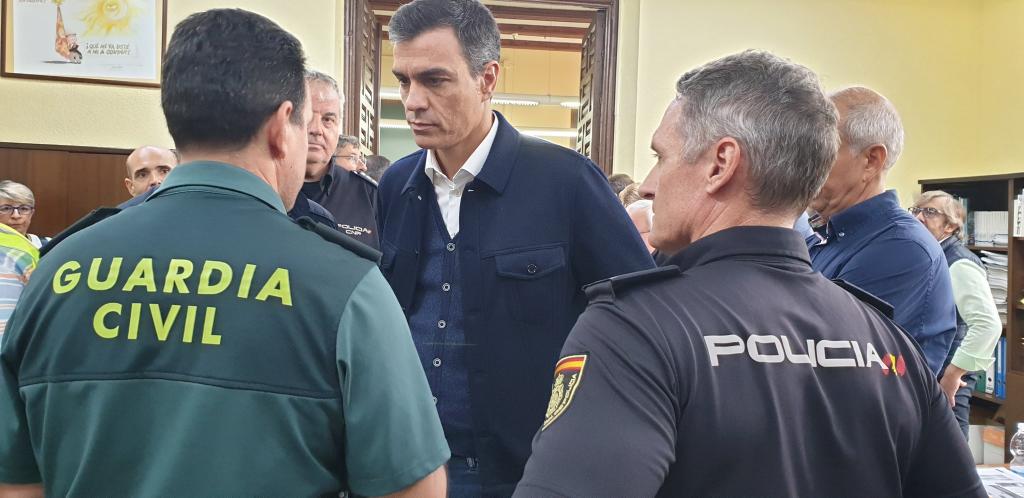 Nueva traición de Sánchez a Ejército, Guardia Civil y Policía