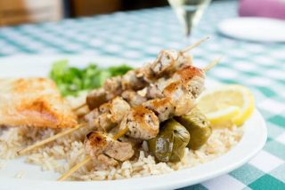 Receta de souvlaki griego con arroz
