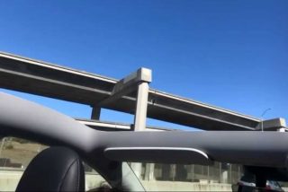 Tesla: Reci&eacute;n salido del concesionario, su techo sale volando en plena autopista