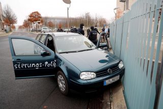 Estrella su coche contra la sede del gobierno de Alemania para protestar contra la &ldquo;globalizaci&oacute;n&rdquo;