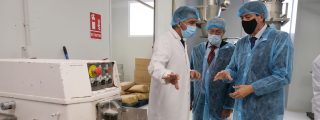 Juan Mar&iacute;n (C,s) tiende la mano de la Junta para ayudar al mantenimiento de las empresas andaluzas