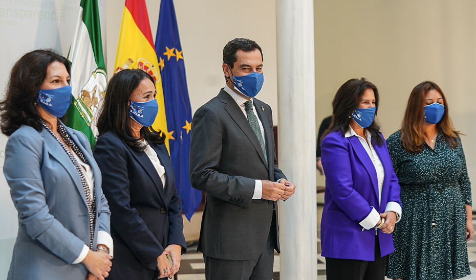Juanma Moreno destaca el talento y esp&iacute;ritu emprendedor de las mujeres andaluzas