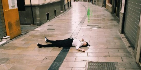 La foto de la camarera 'muerta' por Covid, en la ruta de las tapas de Granada, revienta las redes sociales