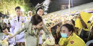 Las destrozadas rodillas de una escolta de la reina de Tailandia que escandalizan al mundo