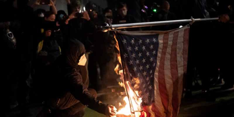 Arrestan a decenas de furibundos en Nueva York que protestaban contra Trump