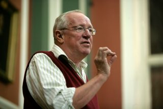 Muere a los 74 a&ntilde;os Robert Fisk, el legendario corresponsal brit&aacute;nico que entrevistaba a Bin Laden