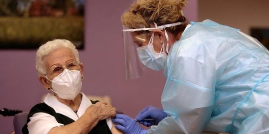 Andaluc&iacute;a tiene un plan para administrar 400.000 vacunas a la semana... cuando S&aacute;nchez las haga llegar