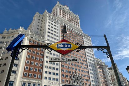 Ayuso cambia los colores del rombo del Metro de Plaza de Espa&ntilde;a por los de la bandera espa&ntilde;ola