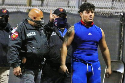 Este herc&uacute;leo jugador de f&uacute;tbol americano 'tumba' al &aacute;rbitro tras ser expulsado por juego duro
