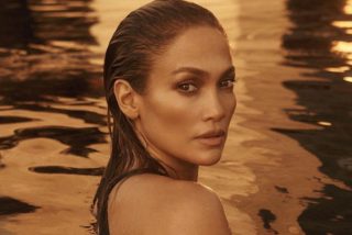 Jennifer Lopez baila en cueros o en pijama para lanzar su desaf&iacute;o TikTok