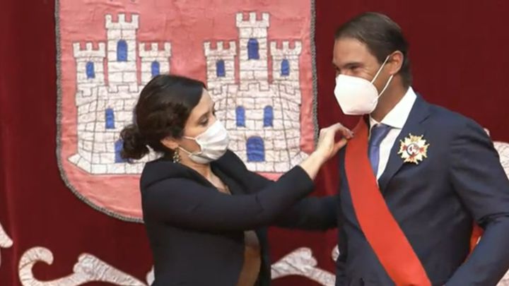 D&iacute;az Ayuso entrega a Rafa Nadal la Gran Cruz del Dos de Mayo