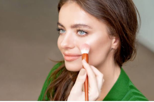 Cómo se pone el colorete líquido