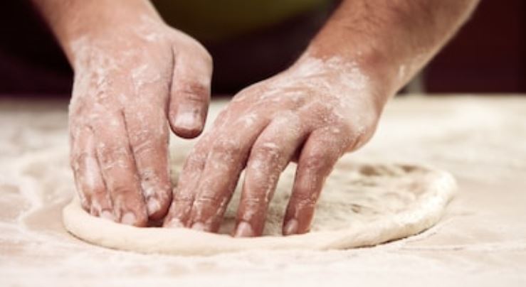 darle forma a la pizza