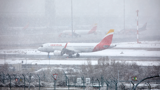 El Aeropuerto de Barajas cierra todo el s&aacute;bado por el temporal de nieve