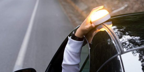 La baliza V16 como 'esp&iacute;a de la DGT': podr&iacute;a chivarse si tienes la ITV o el seguro caducado