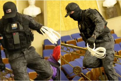 El FBI arresta al hombre que asalt&oacute; el Capitolio vestido con uniforme militar y esposas pl&aacute;sticas