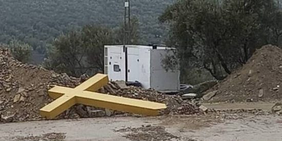 La alcaldesa comunista de Aguilar de la Frontera tira a la basura la cruz de Cristo