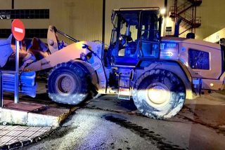 Un ex empleado cabreado roba un retroexcavadora y destroza 50 furgonetas nuevas en la f&aacute;brica de Mercedes