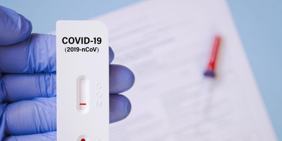 El Gobierno PSOE-Podemos autoriza los test de ant&iacute;genos en farmacia, pero s&oacute;lo para sintom&aacute;ticos
