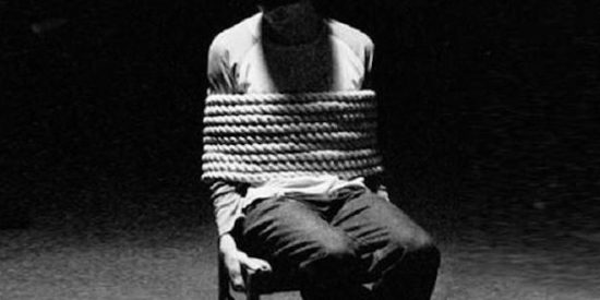 Dos explotadores atan a una silla a su empleado y le dan una bestial paliza con una barra de metal