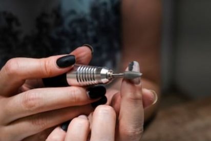quitar u&ntilde;as acr&iacute;licas en casa
