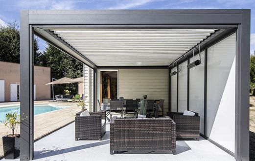 Abrisud presenta su nueva colección de cubiertas de piscina, pérgolas bioclimáticas y carports