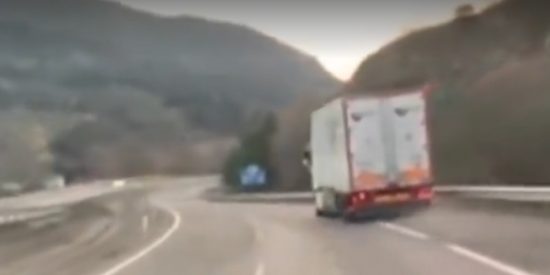 El aterrado conductor del coche que va detr&aacute;s graba el brutal vuelco de un cami&oacute;n de combustible