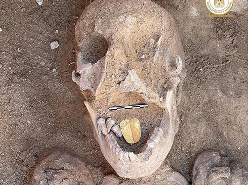 Arque&oacute;logos hallan una momia de 2.000 a&ntilde;os y con una lengua de oro en la boca
