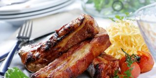 Receta: costillas de cerdo adobadas con patatas, pimientos y tomates