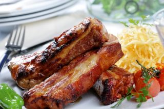 Receta: costillas de cerdo adobadas con patatas, pimientos y tomates
