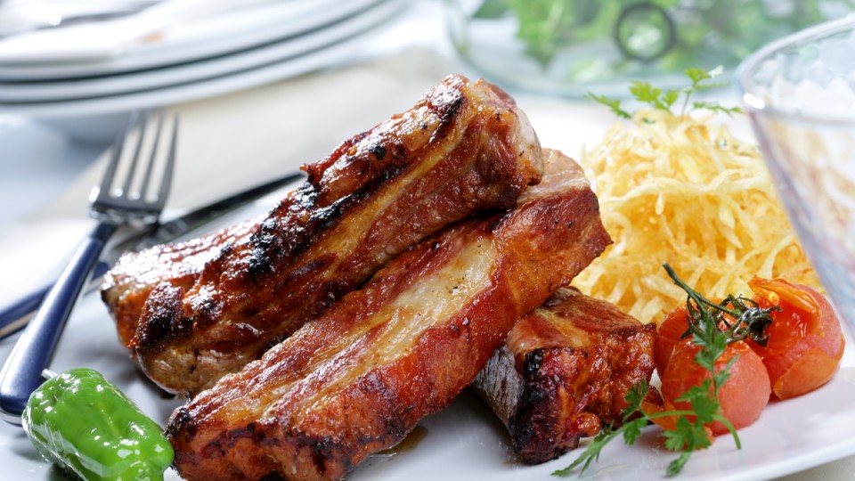 Receta: costillas de cerdo adobadas con patatas, pimientos y tomates