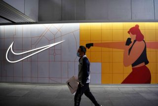 Chinos queman sus zapatillas Nike por el rechazo de la marca a utilizar algod&oacute;n cosechado en 'trabajos forzados'