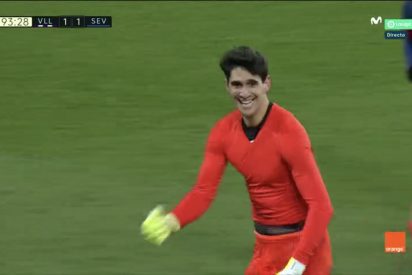 El asombroso gol con el pie de Bono, portero del Sevilla, en el minuto 93 para empatar con el Valladolid
