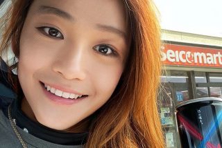 La joven 'influencer' motociclista resulta ser un hombre de 50 a&ntilde;os que usa FaceApp