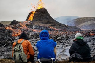 El instante en que el dron que filma el interior del cráter del volcán se funde en la lava
