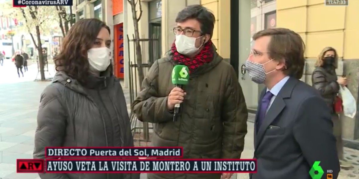 Momentazo en laSexta: Mart&iacute;nez-Almeida se cuela en la entrevista callejera a D&iacute;az Ayuso para 'silenciar' al enviado de Ferreras