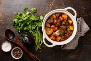 goulash o gulash húngaro en la olla exprés 