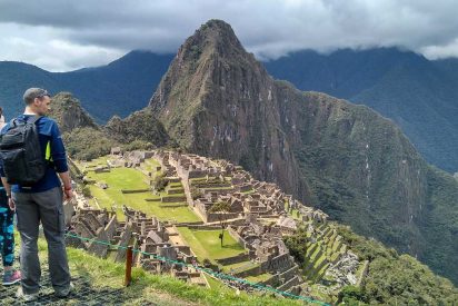 Protesta en Perú paraliza trenes y deja turistas varados en Machu Picchu