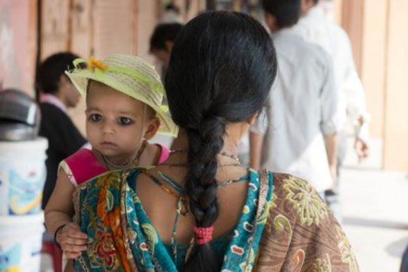 niño hindu ojos pintados kajal